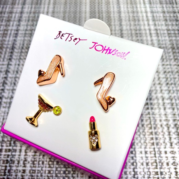 BRAND NEW Betsey Johnson 2 pairs of gold toned stud earrings ❤️ - Picture 3 of 8